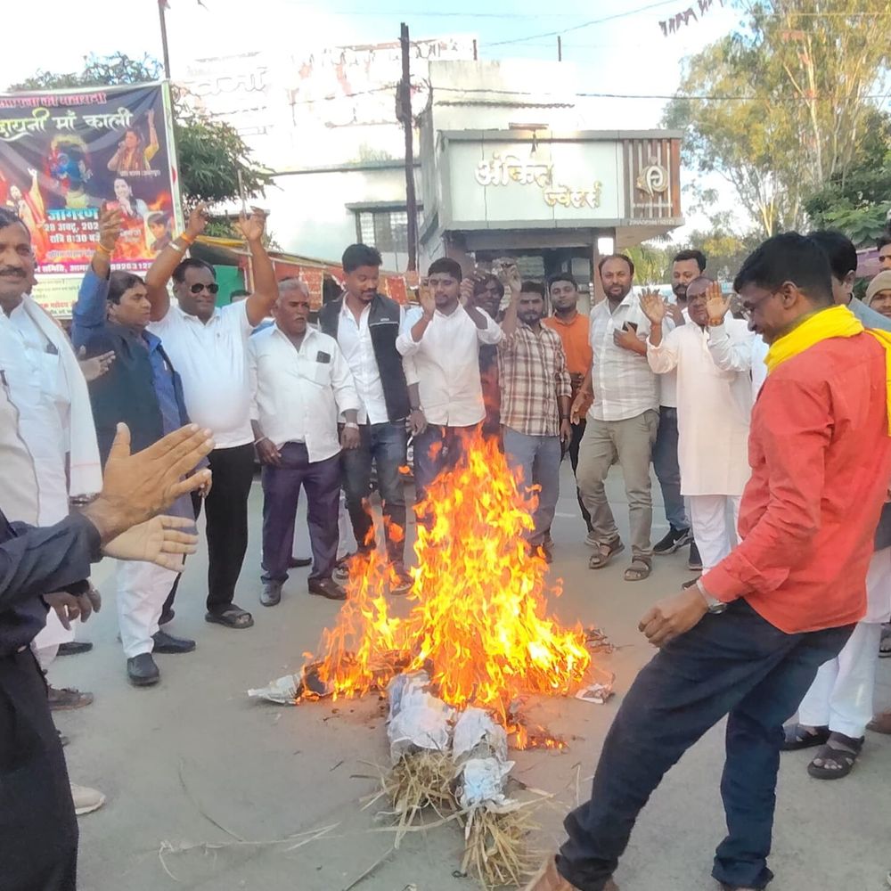 आमला में किसान कांग्रेस ने मुख्यमंत्री का पुतला जलाया:राज्यपाल के नाम मक्का की MSP पर खरीदी समेत 10 सूत्रीय मांगों का ज्ञापन सौंपा