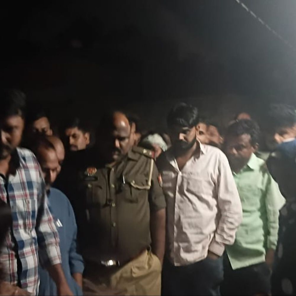 आजमगढ़ में अंतिम संस्कार को आधी रात को माने परिजन:चार आरोपियों के विरुद्ध दर्ज हुआ है नामजद मुकदमा, अंबेडकर नगर में हुई है हत्या