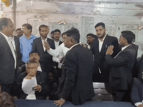 वाराणसी कोर्ट में जमानत खारिज होने पर ADGC को पीटा-लहूलुहान:डिफेंस लॉयर ने साथी बुलाकर किया हमला, 11 हमलावरों पर केस; सेंट्रल बार से निष्कासित