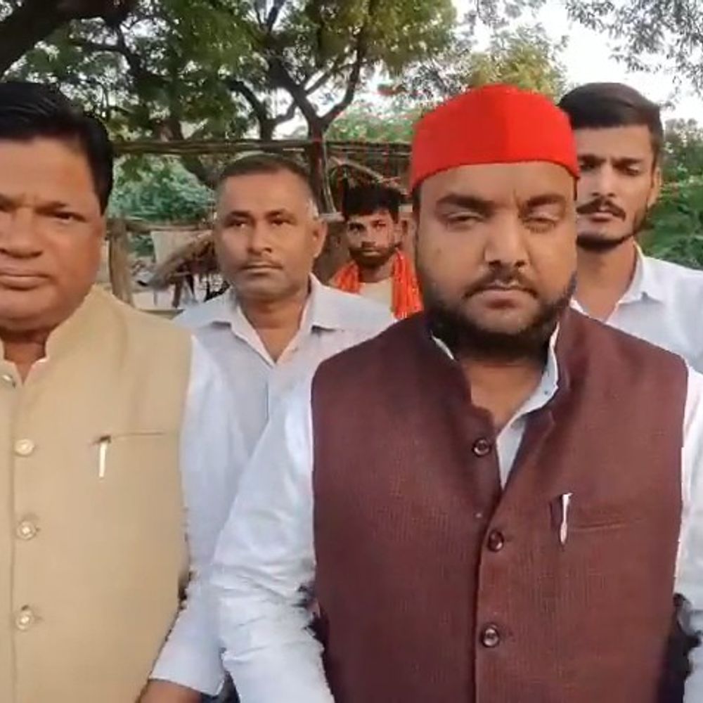 सड़क हादसे में तीन भाइयों की मौत का मामला:हरचंदपुर विधायक ने पीड़ित परिवार से मुलाकात की, मदद का दिया आश्वासन