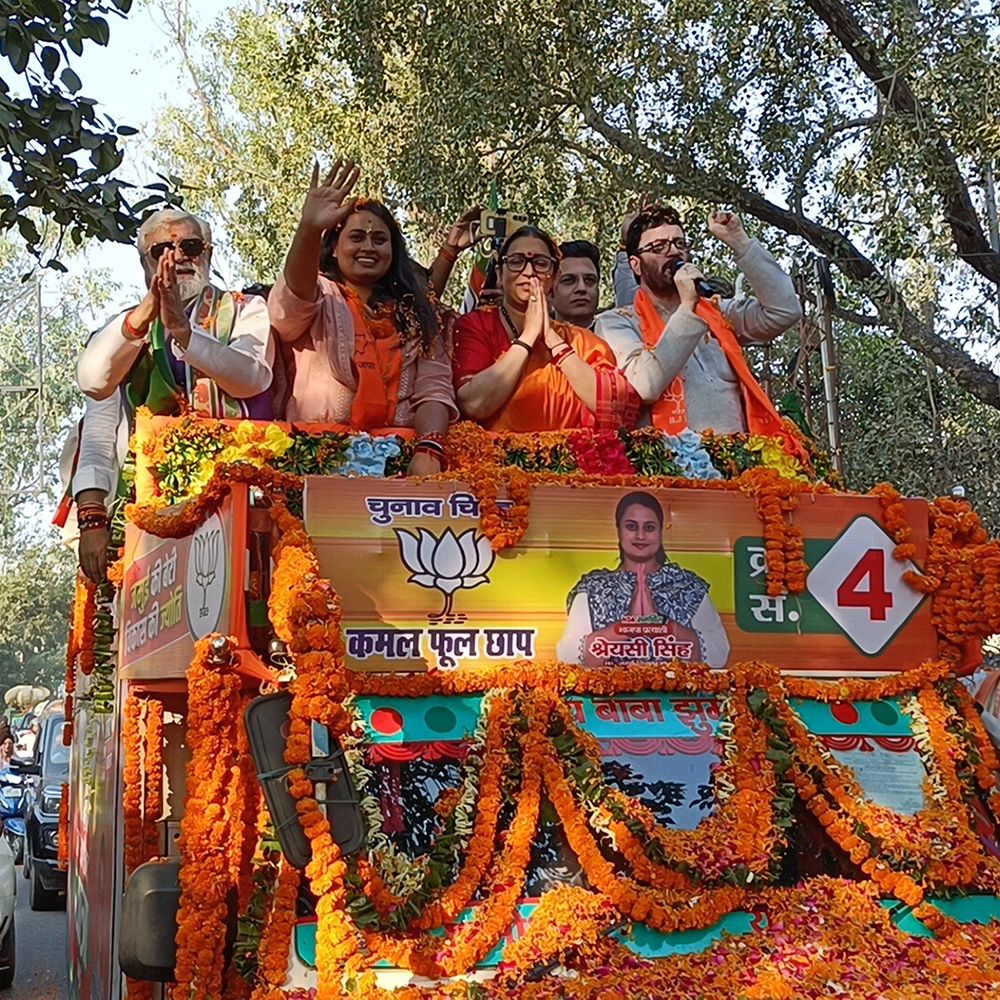 स्मृति ईरानी, अश्विनी चौबे और श्रेयसी सिंह का रोड शो:जमुई में दूसरे फेज के चुनाव प्रचार के अंतिम दिन लोगों की उमड़ी भीड़