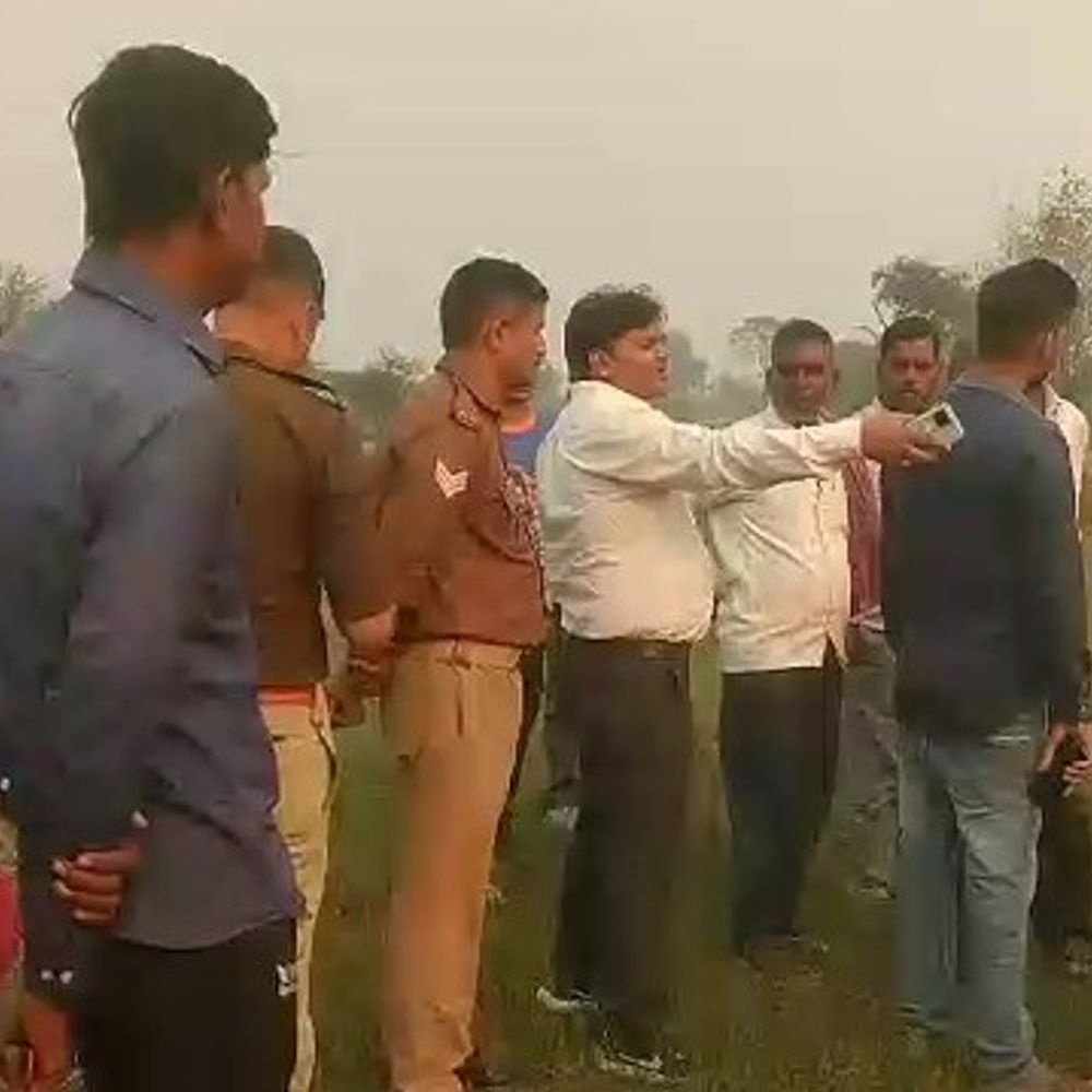 मैनपुरी में 45 साल पुराने जमीन विवाद में प्रशासन सक्रिय:SDM ने जेसीबी खुदाई रुकवाई, दोनों पक्षों को सोमवार तक का समय