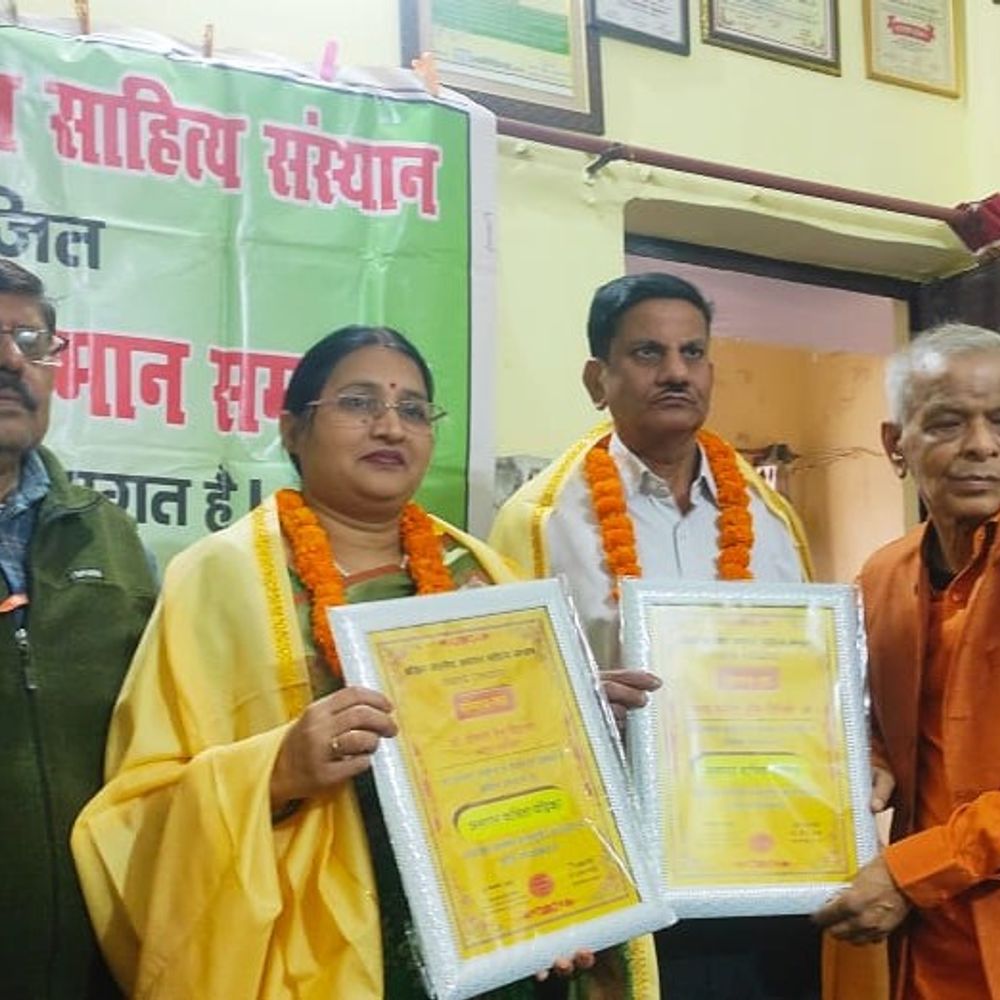 लखनऊ में अनागत काव्य गोष्ठी और सम्मान समारोह:डॉ. कन्हैया लाल की अध्यक्षता में साहित्यकारों को किया गया सम्मानित