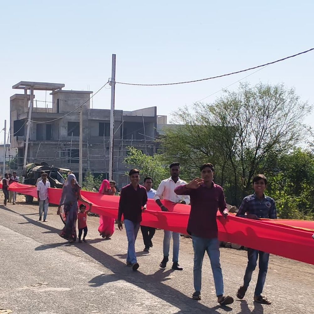 शिवपुरी के खतौरा गांव से 121 मीटर चुनरी यात्रा रवाना:जयकारों के साथ मां निहाल देवी के दरबार के लिए पैदल यात्रा पर निकले श्रद्धालु