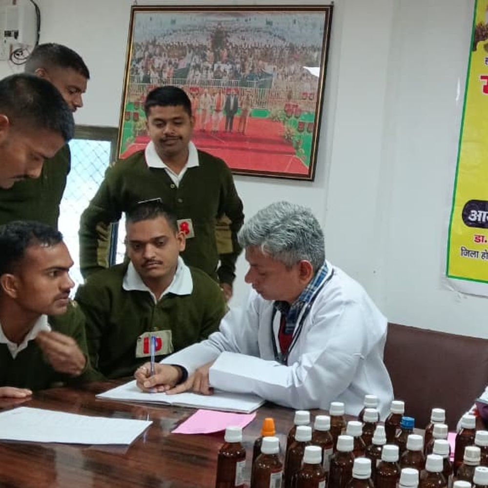 भदोही में 250 पुलिसकर्मियों का स्वास्थ्य परीक्षण:पुलिस लाइन में मासिक होम्योपैथिक चिकित्सा शिविर आयोजित