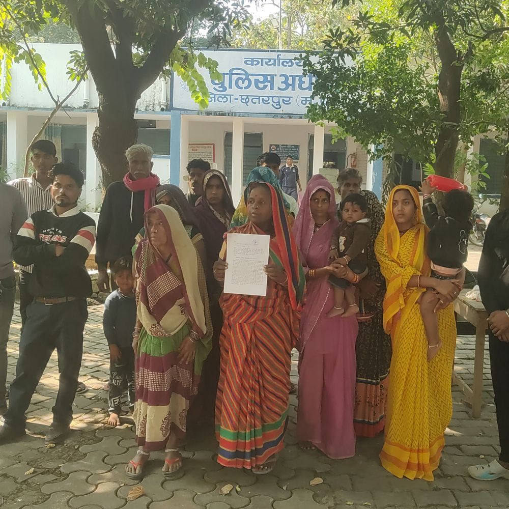 छतरपुर में महिला के हाथ-पैर बांधकर पिटाई:जमीन विवाद में हिंसा, वीडियो वायरल; पुलिस पर कार्रवाई न करने का आरोप