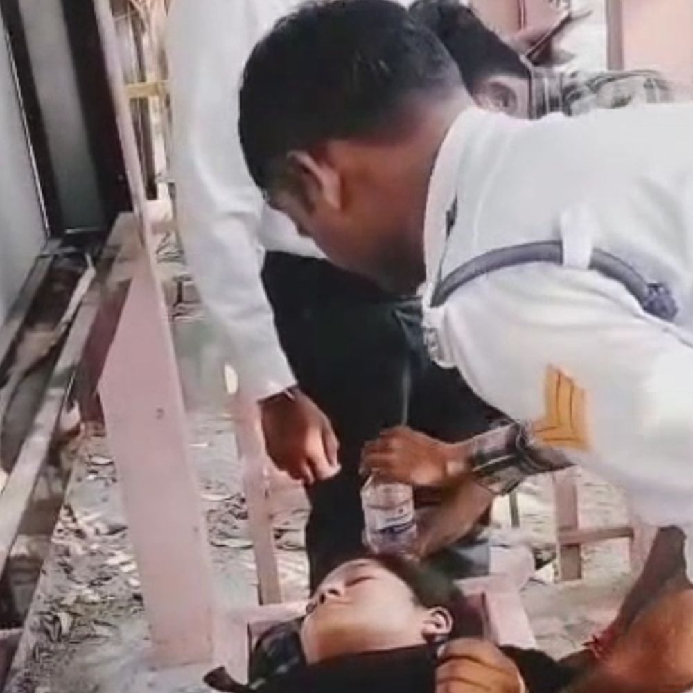 छात्रा सड़क पर बेहोश गिरी, यातायात पुलिस ने बचाई जान:प्राथमिक उपचार देकर जिला अस्पताल पहुंचाया, परिजनों को दी सूचना