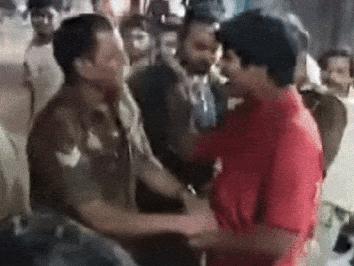 शामली में युवक ने दरोगा की वर्दी फाड़ी; VIDEO:चौक बाजार में हंगामा, पुलिस ने आरोपी हिरासत में लिया