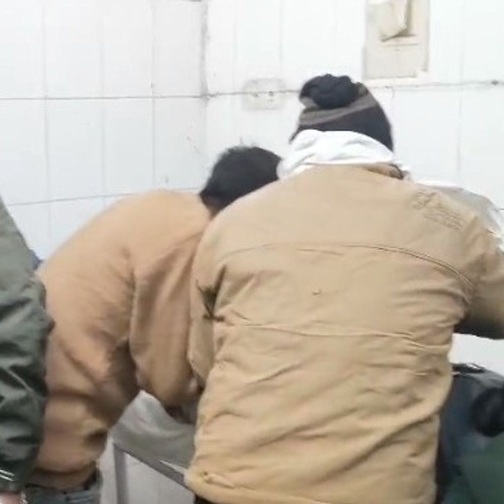 अज्ञात वाहन की टक्कर से बाइक सवार की मौत:सीतापुर में नयागांव के पास हुआ हादसा, मृतक के परिजन भी अस्पताल पहुंचे