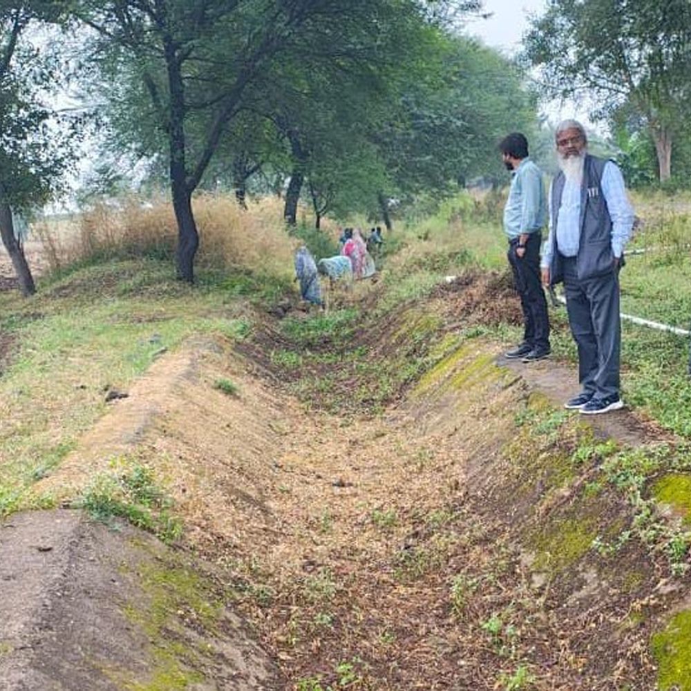 झाबुआ में माही डैम की नहरें बदहाल:बिना सफाई के पानी छोड़े जाने की तैयारी; किसान को फसल बर्बाद होने का डर