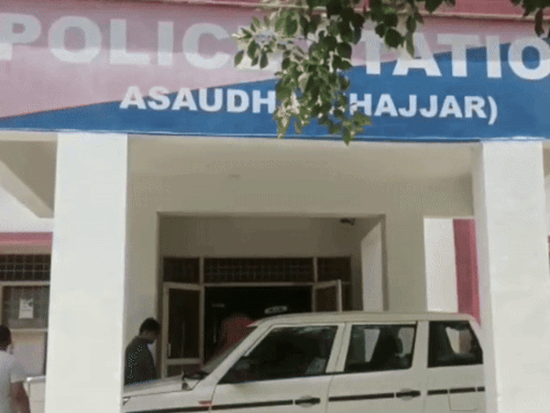 बहादुरगढ़ में वृद्धा के कानों से सोने की बालियां छीनी:  मकान का पता पूछने के बहाने रोका, दो युवक वारदात को अंजाम देकर फरार – bahadurgarh (jhajjar) News