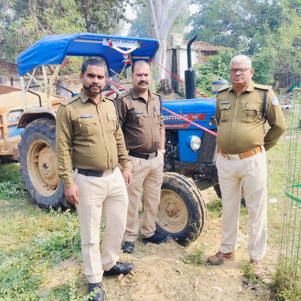 सिंगरौली में बिना नंबर का पावरट्रैक ट्रैक्टर रेत सहित जब्त:मुखबिर की सूचना पर पुलिस ने की कार्रवाई, 6 लाख का सामान बरामद