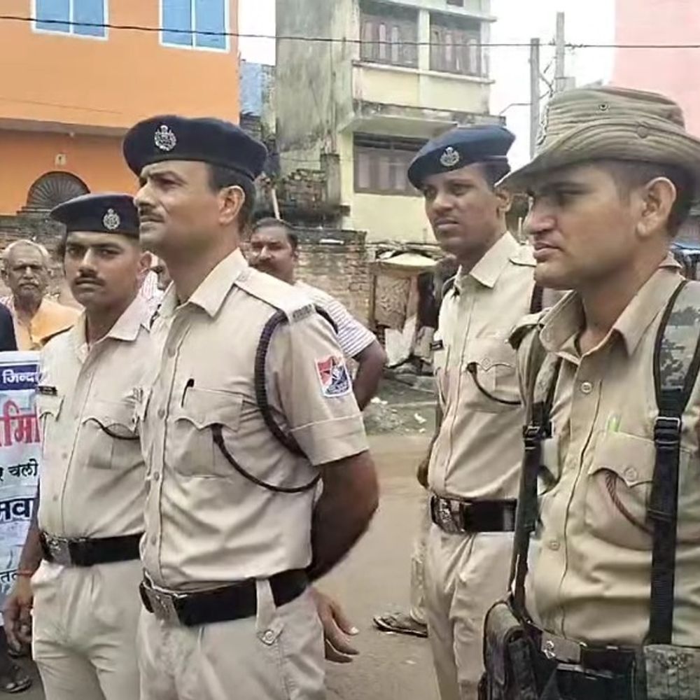 रघुनाथपुर में ट्रेन रोकने के 10 आरोपी गिरफ्तार:बक्सर में सभी न्यायिक हिरासत में जेल भेजे गए, 25 मिनट तक ट्रेनों का परिचालन बाधित रहा