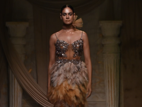 लखनवी चिकन की ड्रेसेस में कैटवाक...VIDEO:लखनऊ में अवधी परिधानों का जलवा, फैशन डिजाइनर भी हुए चिकनकारी के फैन