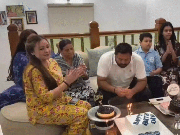 36 के हुए तेजस्वी यादव,पत्नी राजश्री के साथ केक काटा:रोहिणी बोलीं- उम्र कच्ची लेकिन जुबान पक्की, तेजप्रताप ने अबतक नहीं दी बधाई