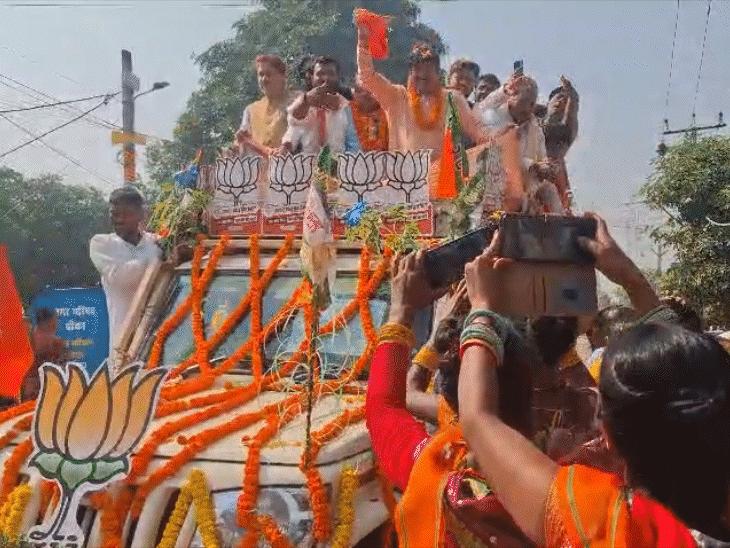 मनोज तिवारी ने बांका में किया रोड शो:रामनारायण मंडल के लिए मांगा वोट, जिओ हो बिहार के लाला,जिया हो बांका वाला पर झूमे लोग