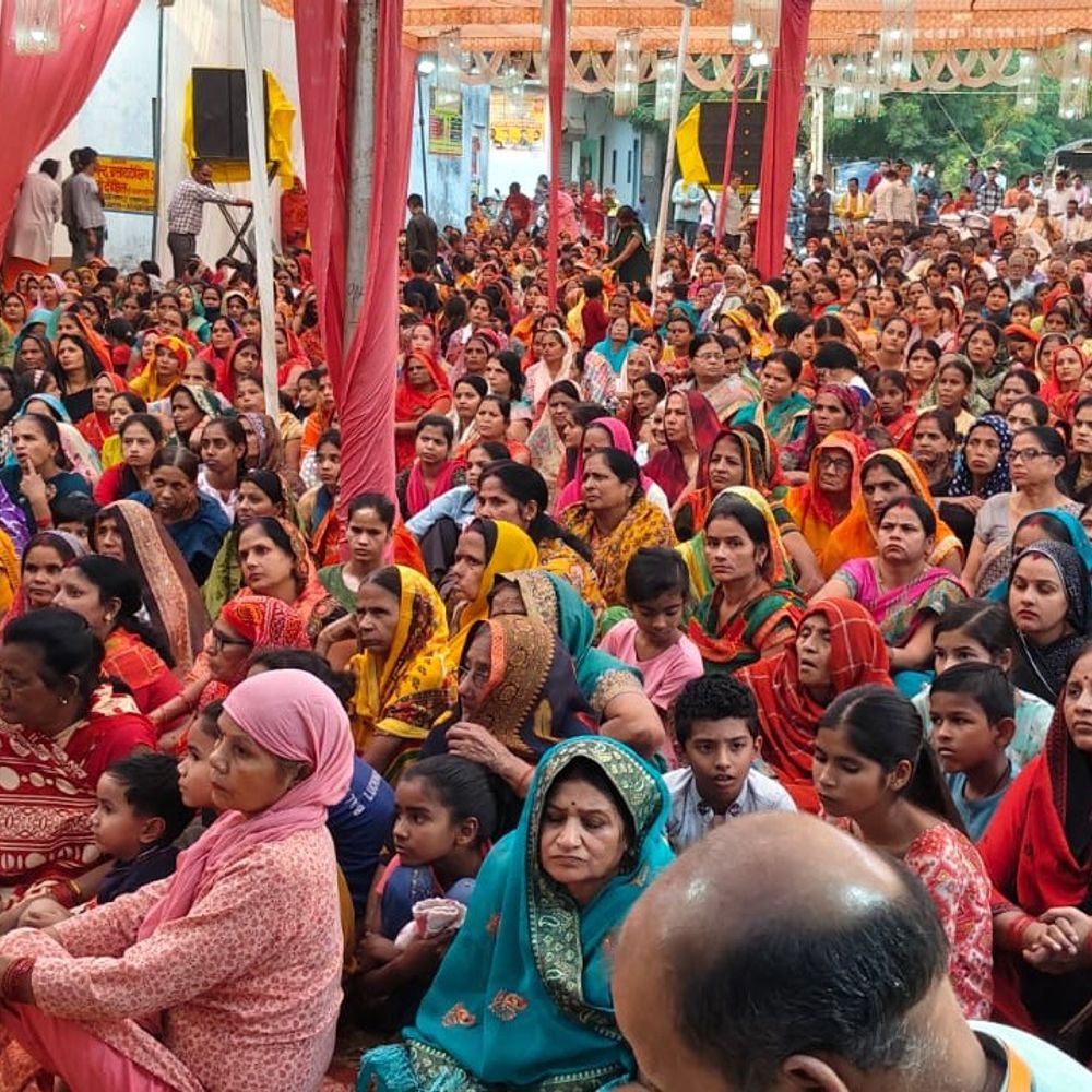 लखनऊ में श्रीविष्णु महायज्ञ-संत सम्मेलन की पूर्णाहुति:हजारों भक्तों ने आहुति दी, बच्चों को मिला सम्मान