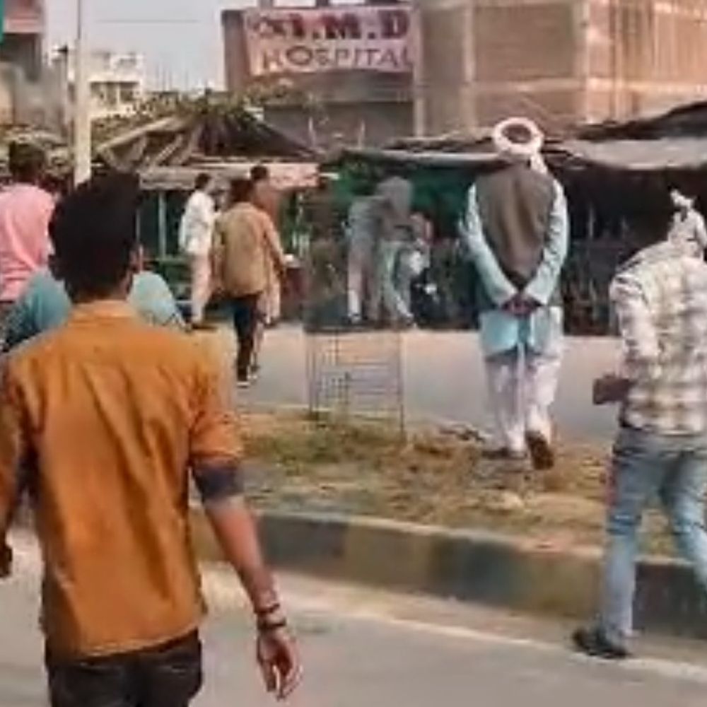 मेडिकल कॉलेज के बाहर छात्रों के दो गुटों में मारपीट:पुलिस ने छात्रों को कराया शांत, प्राचार्य ने जांच के निर्देश दिए