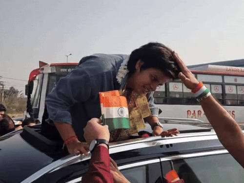 वर्ल्ड चैंपियन शेफाली वर्मा का ग्रैंड वेलकम:रोहतक में रोड शो, गाड़ी की सनरूफ खोल क्रिकेटर बाहर निकलीं; सेल्फी लेने की होड़ लगी