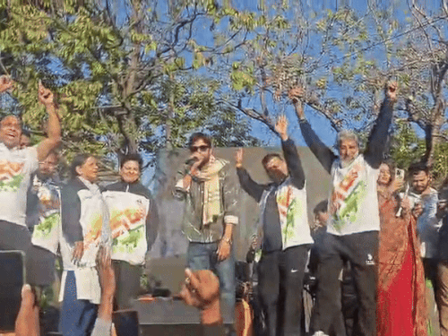 मासूम शर्मा ने बैन गाना 'खटोला' गाया, BJP नेता झूमे:पंचकूला में राज्यसभा सांसद ने VIDEO बनाया; गुरुग्राम में पुलिस ने छीना था माइक