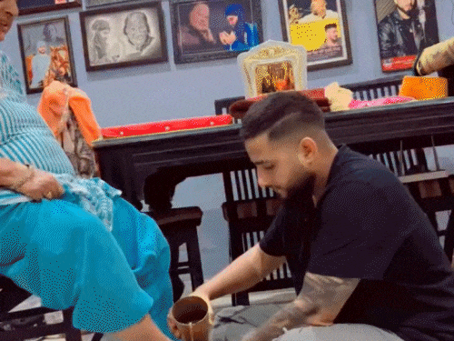 पंजाबी सिंगर ने माता-पिता के पैर धोकर पानी पिया:17 दिन में हुआ था दोनों का निधन; बोले- मैंने इस्लाम के सिद्धांत तोड़े, अल्लाह माफ करें