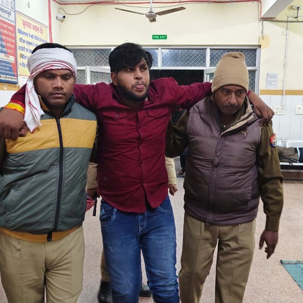 बांदा पुलिस ने 25 हजार के इनामी बदमाश को पकड़ा:मुठभेड़ में पैर में गोली लगने के बाद हुई गिरफ्तारी