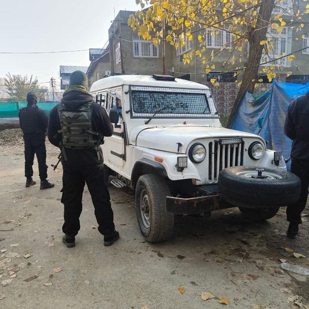 कश्मीर में पाकिस्तानी नेटवर्क के खिलाफ कार्रवाई:सुरक्षाबलों ने 120 ठिकानों पर छापेमारी की; आतंकियों के रिश्तेदार फैला रहे प्रोपेगेंडा