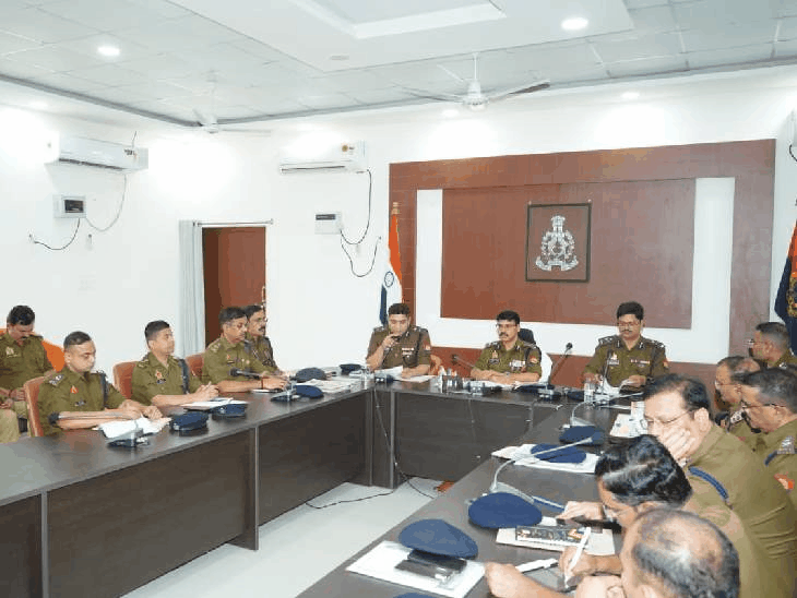 क्राइम मीटिंग के बाद 5 थानेदारों पर गाज गिरी:पूर्व प्रेस क्लब अध्यक्ष अवनीश को जेल भेजने वाले इंस्पेक्टर संतोष को ट्रैफिक में भेजा