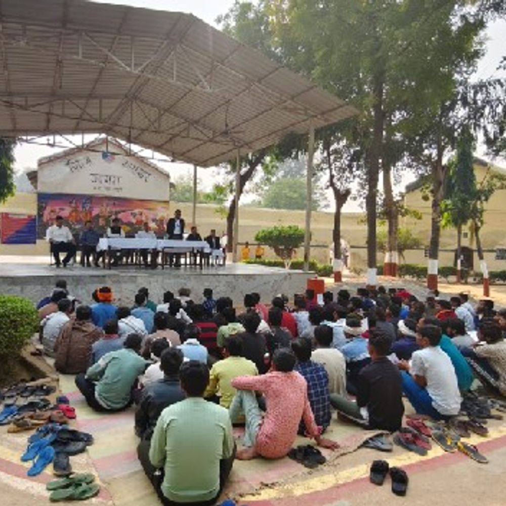 आगरा में विधिक सेवा दिवस पर लगा जागरूकता शिविर:निरुद्ध बंदियों को बताया कैसे जेल में भी मिल सकते हैं सभी विधिक अधिकार