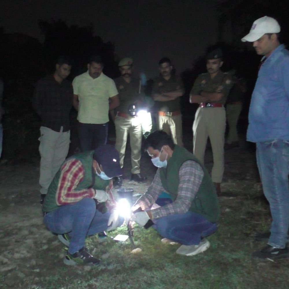 वाराणसी पुलिस ने मुठभेड़ में जहरखुरान को मारी गोली:दोनों टप्पेबाजों से हथियार-ज्वैलरी बरामद, कई थानों में बदमाशों पर केस