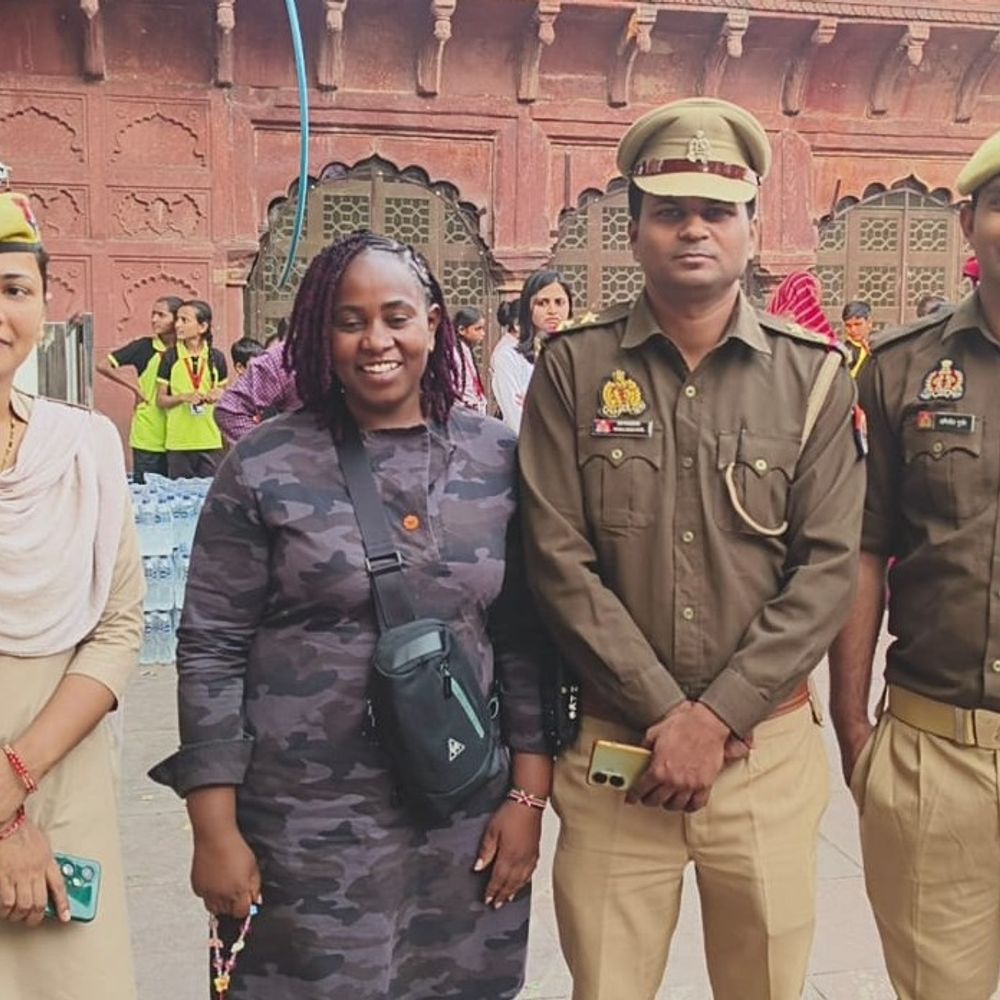 ताजमहल पर परिजनों से बिछड़ी महिला पर्यटक:ताज  सुरक्षा पुलिस ने 40 मिनट में ढूंढे परिजन, महिला पर्यटक हुई भावुक