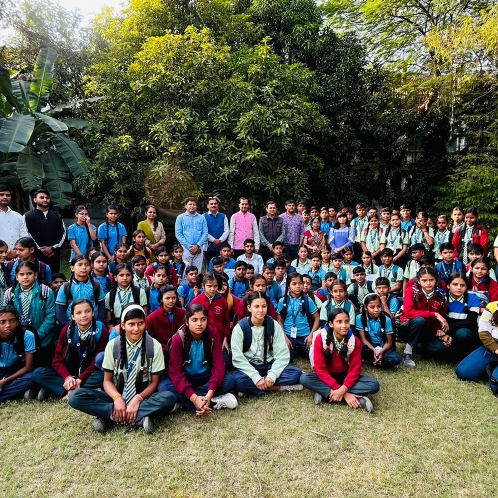 आगरा में छात्र-छात्रों की जैव विविधता और वेटलैंड पर कार्यशाला:विद्यार्थियों ने समझी औषधीय महत्व की वनस्पतियां