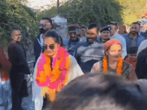 हिमाचल पहुंचीं विश्व विजेता क्रिकेटर रेणुका ठाकुर का जोरदार स्वागत:शिमला आते ही मां हाटेश्वरी के किए दर्शन, लोगों ने ली सेल्फी