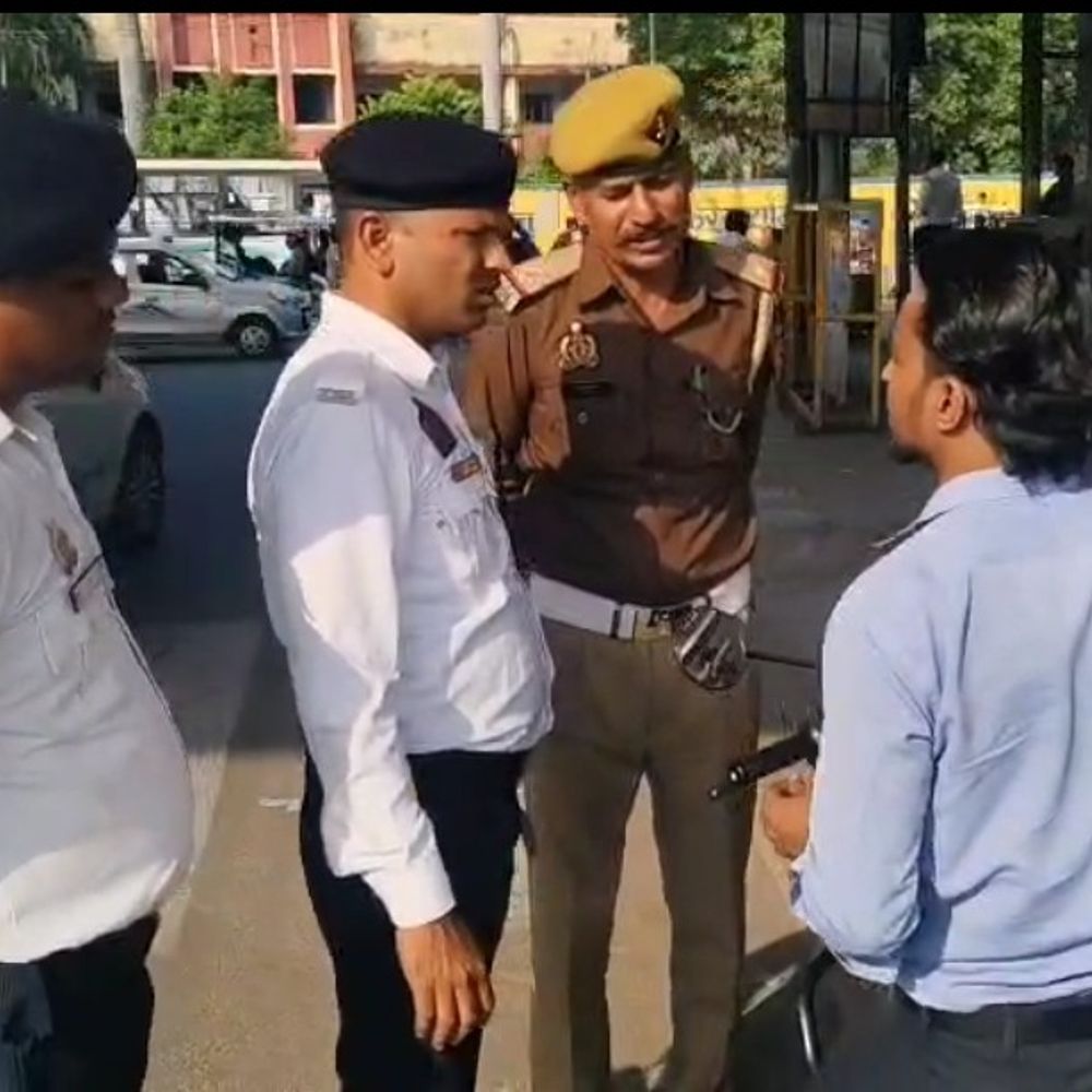 लखनऊ में यातायात माह के तहत 2487 वाहन चालान:हेल्मेट न पहनने वालों पर सबसे ज्यादा कार्रवाई, शहरभर में चला अभियान