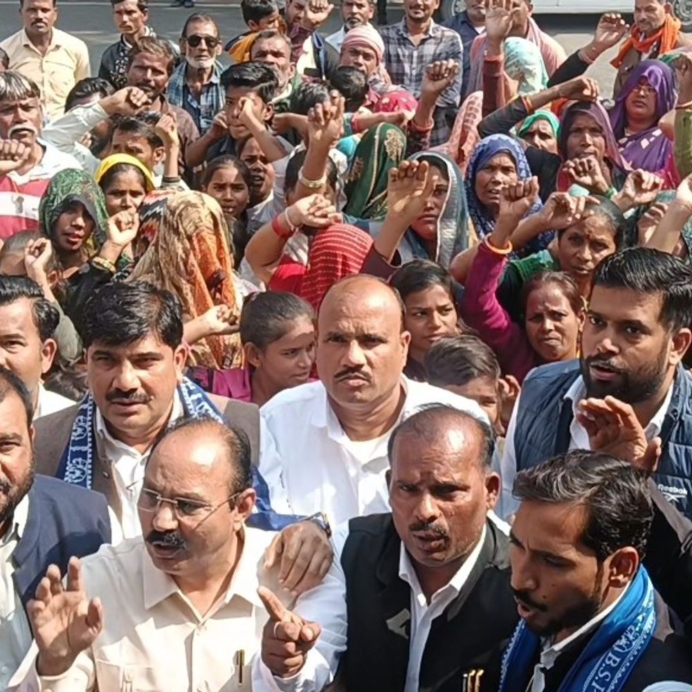 झांसी में BSP नेताओं संग DM ऑफिस पहुंचे दर्जनों लोग:नारेबाजी कर बोले-25 साल से रह रहे घरों से नगर निगम निकाल रहा