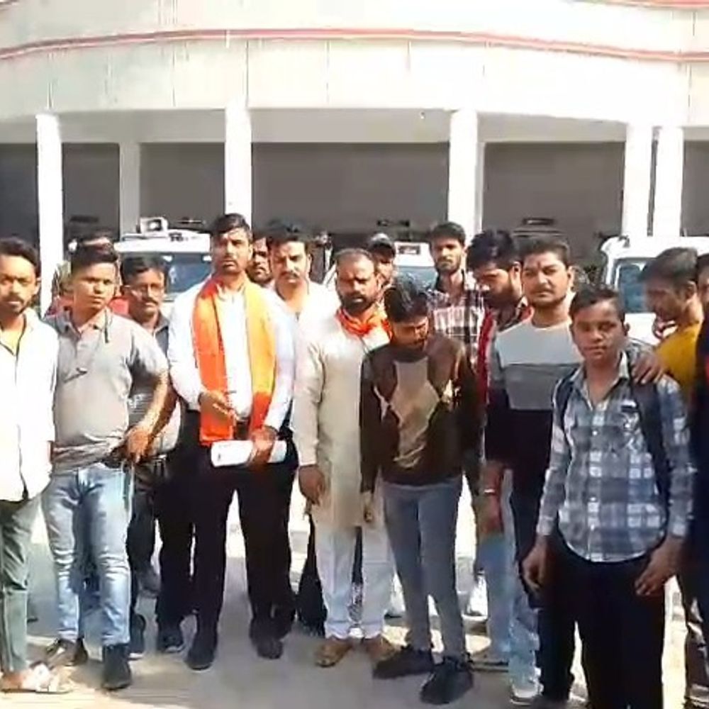 फर्रुखाबाद में अंतरराष्ट्रीय हिंदू परिषद का प्रदर्शन:खंडहर में हड्डियां, मांस मिलने पर कार्रवाई की मांग, डीएम को ज्ञापन सौंपा