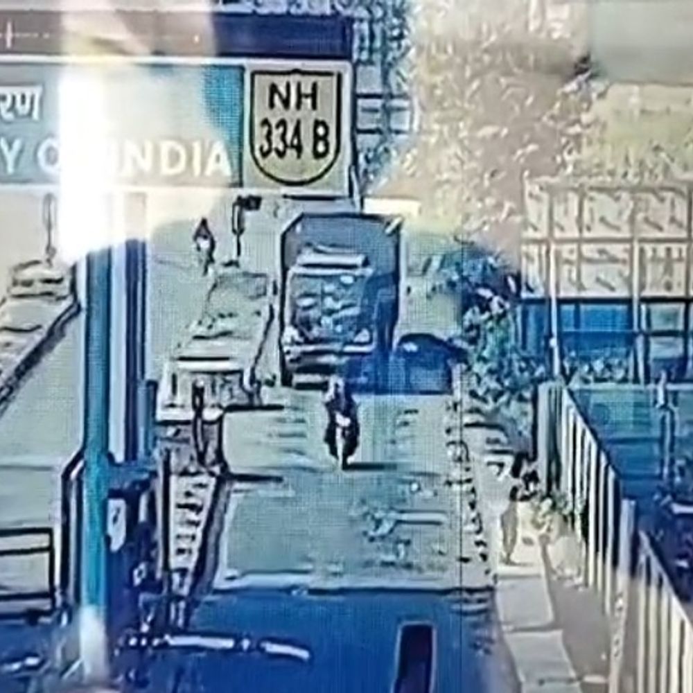 बागपत टोल प्लाजा पर ट्रक ने कुचला:दो बाइक सवार युवकों की मौके पर मौत, सीसीटीवी में कैद हुआ हादसा