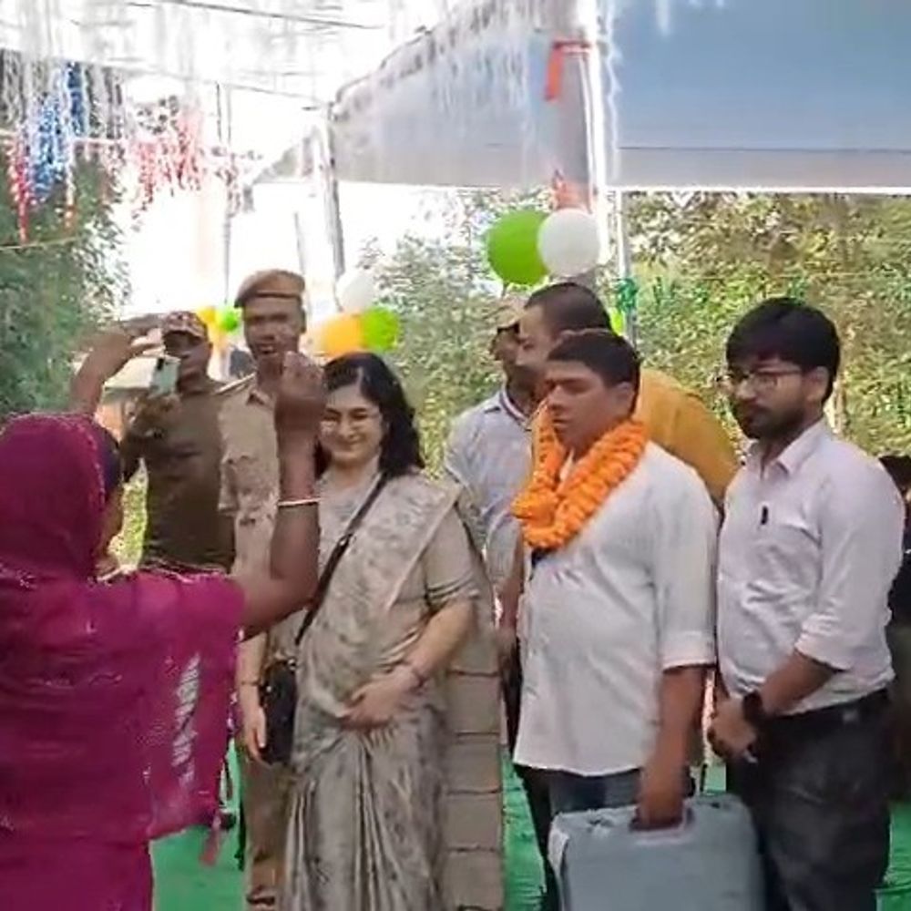 चोरमारा गांव में 25 साल बाद बना वोटिंग सेंटर:ग्रामीणों ने ढोल-नगाड़ों से मतदान कर्मियों का किया स्वागत, कहा-शत % करेंगे मतदान