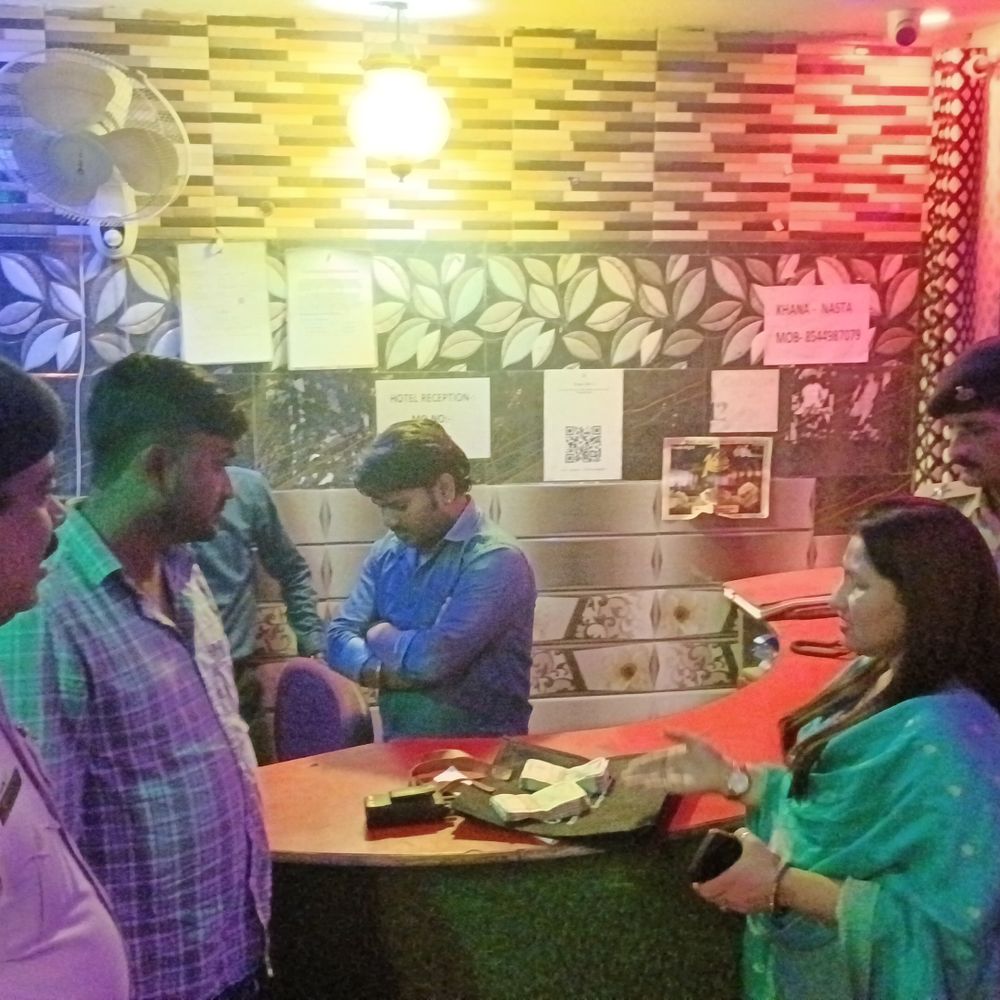 शिवहर में होटल में रेड, 99 हजार कैश जब्त:  युवक ने बताया निजी काम के लिए पैसा रखा था, छापेमारी में 1 गिरफ्तार – Sheohar News