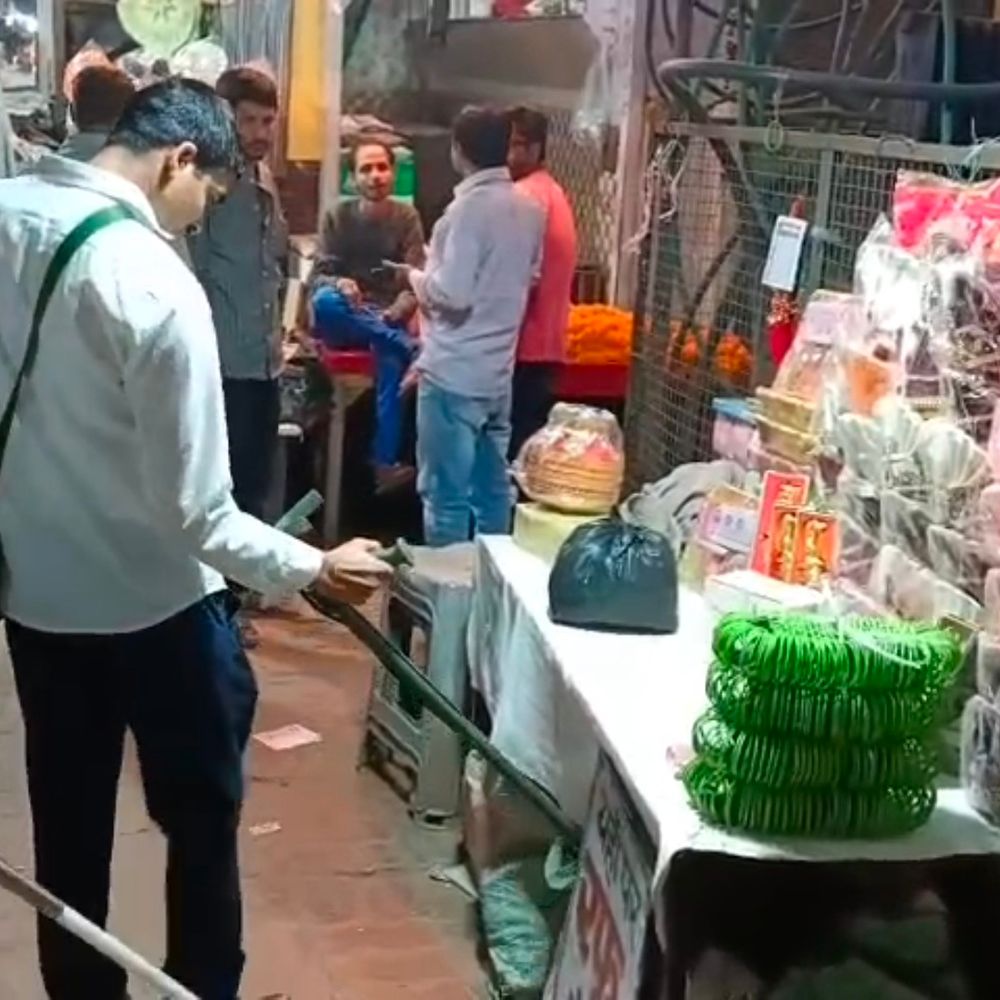 दिल्ली धमाके के बाद फिरोजाबाद में अलर्ट:पुलिस ने बस स्टैंड, रेलवे स्टेशन पर बढ़ाई सुरक्षा, संदिग्धों पर नजर