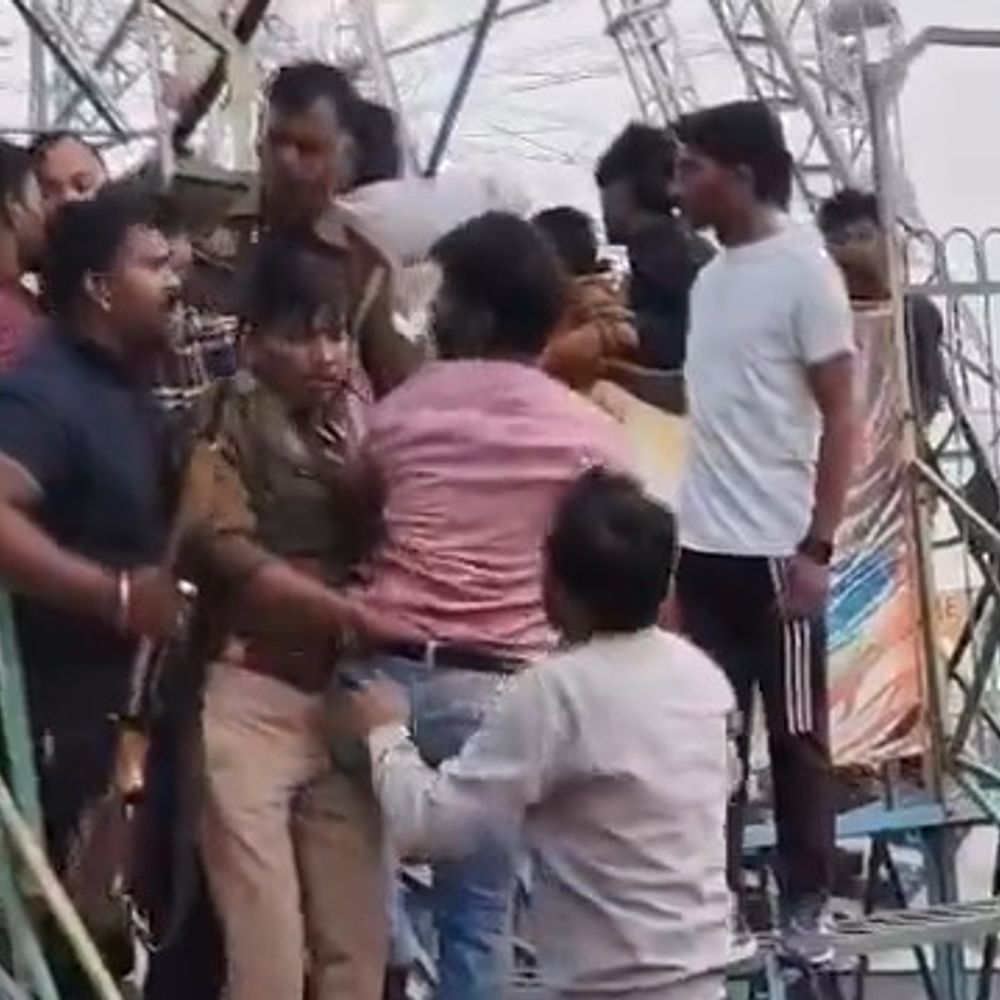 मेले में प्रधान और बाउंसरों ने मिलकर की मारपीट, VIDEO:मैनपुरी में झूले के किराए को लेकर हुआ विवाद, पुलिसकर्मियों से भी हुई झड़प