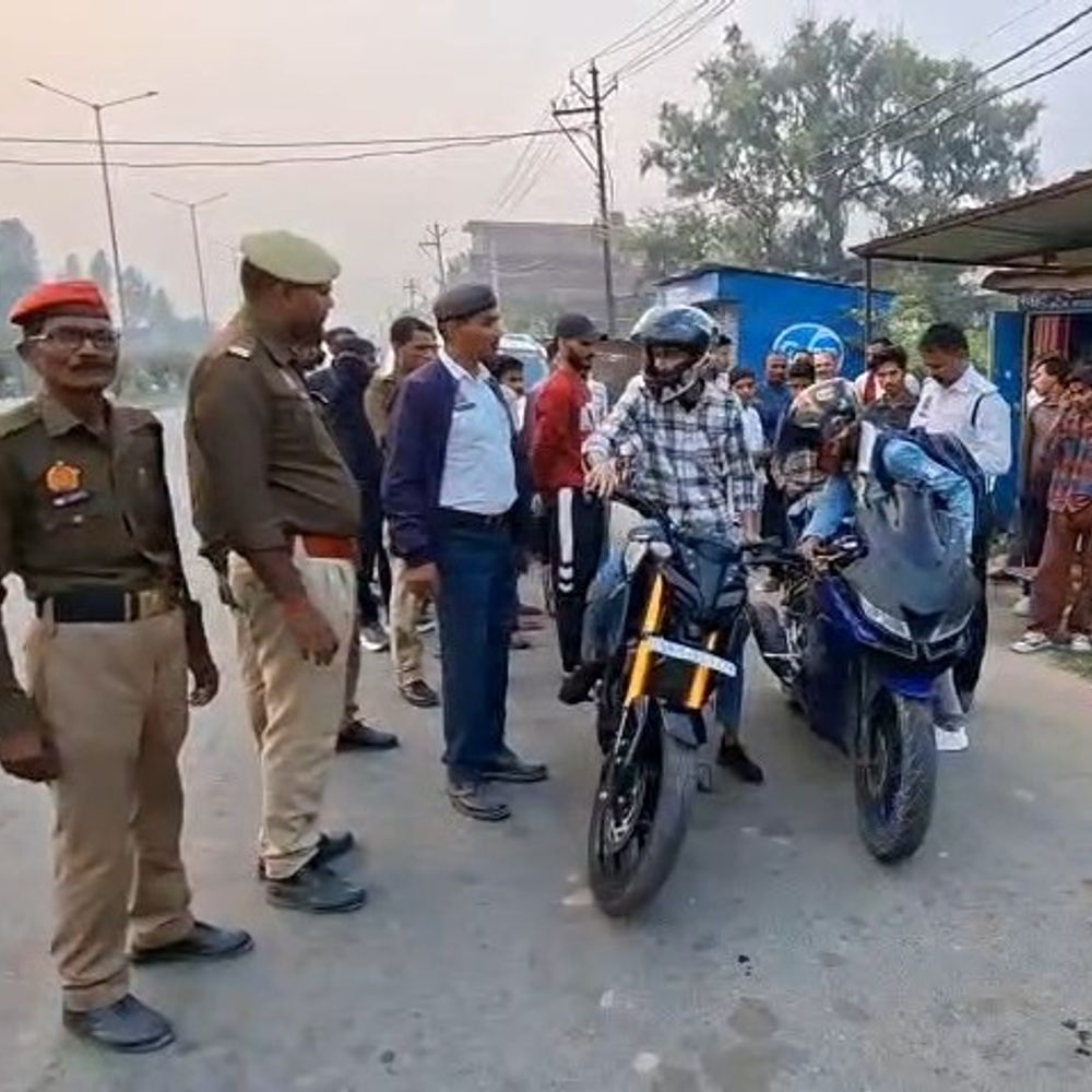 मऊ में बाइक पर स्टंट करना भारी पड़ा:दो बाइक सवार पर 20-20 हजार का जुर्मान लगा, यातायात नियम तोड़ने पर कार्रवाई