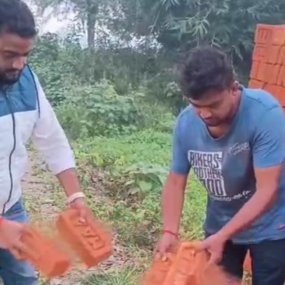 देवरिया के हाटा में शवदाह गृह निर्माण का विरोध:ग्रामीण बोले- आबादी के बीच बन रहा भवन, NGT नियमों का हो रहा उल्लंघन