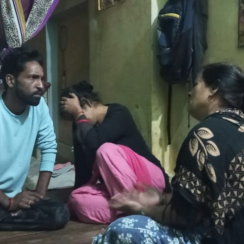 छात्र का शव फंदे से लटका मिला:रुदौली में पुलिस ने पोस्टमार्टम को भेजा, प्रेम प्रसंग-कलह की आशंका