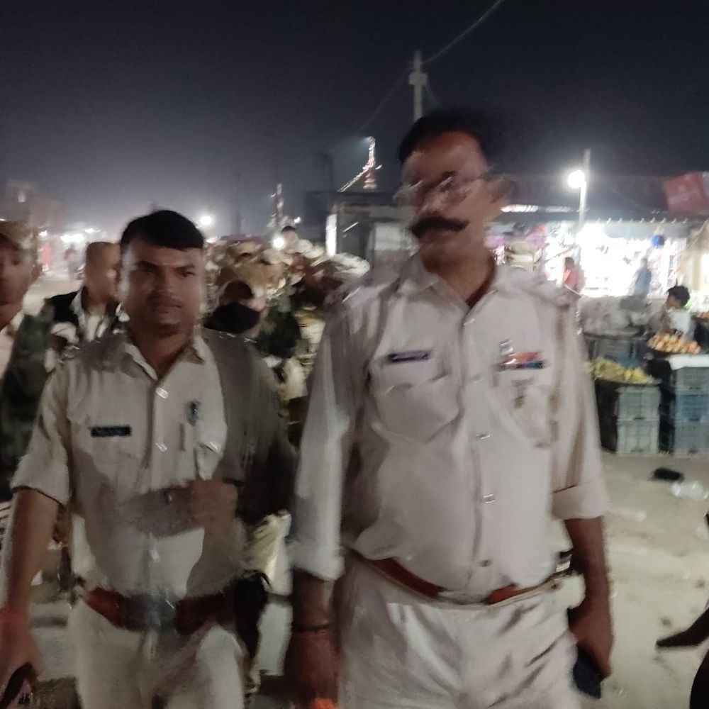 केनगर में विधानसभा चुनाव को लेकर फ्लैग मार्च:पुलिस-अर्धसैनिक बलों ने शांतिपूर्ण मतदान की अपील की, वाहन जांच भी की