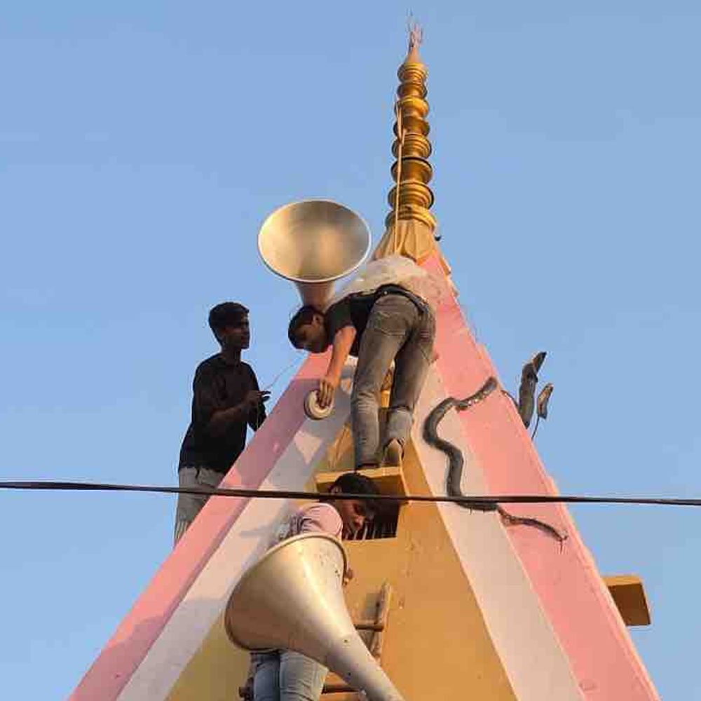 बुलंदशहर में अवैध लाउडस्पीकरों पर कार्रवाई:एसएसपी के निर्देश पर 304 लाउडस्पीकर उतारे गए, 465 की आवाज कम की