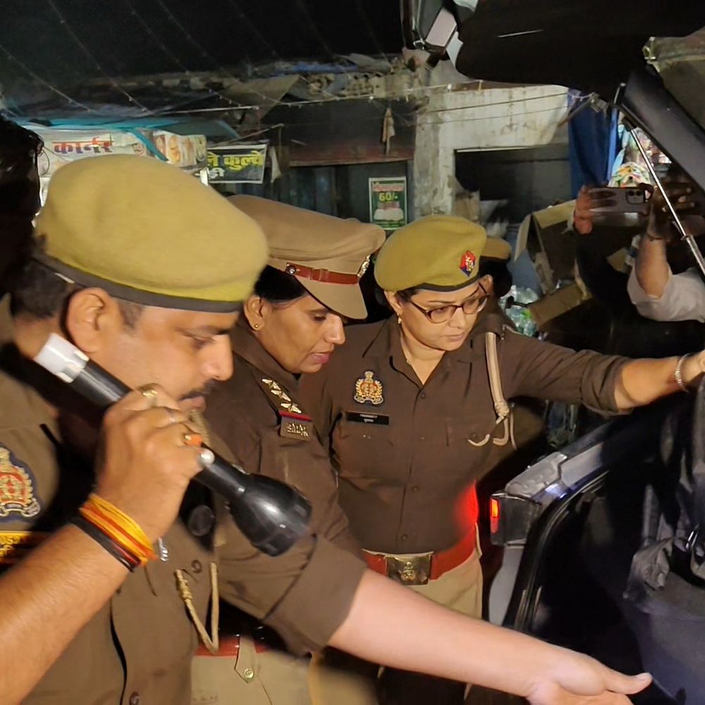 दिल्ली धमाके के बाद सीतापुर में सड़कों पर उतरी पुलिस:नैमिष, बस स्टॉप, स्टेशन पर डॉग स्क्वायड से चेकिंग, नेपाल बॉर्डर पर भी चौकसी