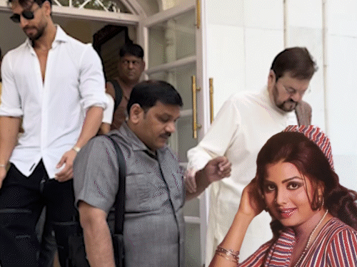 सुलक्षणा पंडित की प्रेयर मीट में भावुक दिखा परिवार:बहन विजयता पंडित हाथ जोड़े पहुंचीं, भाई ललित पंडित, अनुपम खेर, उदित नारायण समेत कई सेलेब्स पहुंचे