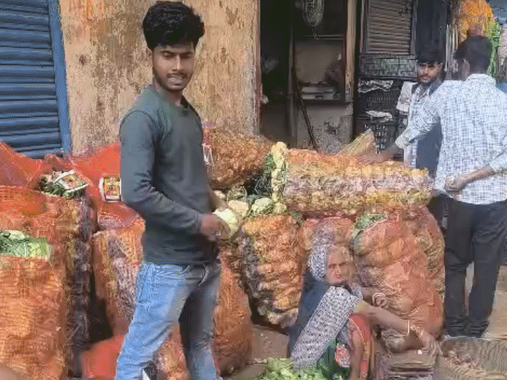 कोडरमा में सब्जियों की आवक घटी:  चक्रवात और बारिश से बढ़े दाम, मटर 130 रुपए किलो – koderma News