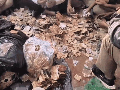 गांजा तस्कर के घर 12 CCTV, तहखाना और सुरंग मिली:2 करोड़ कैश बरामद, 3.60 करोड़ की संपत्ति कुर्क, एक लाख का इनाम घोषित